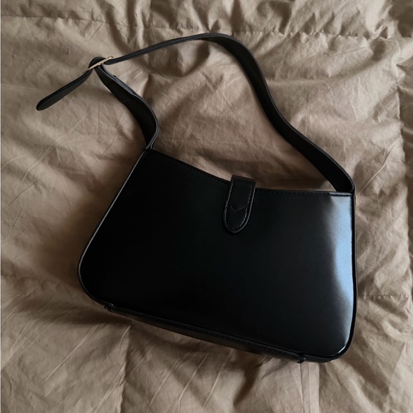 Elegant Black Leather Shoulder Bag - Picture 2 of 4
